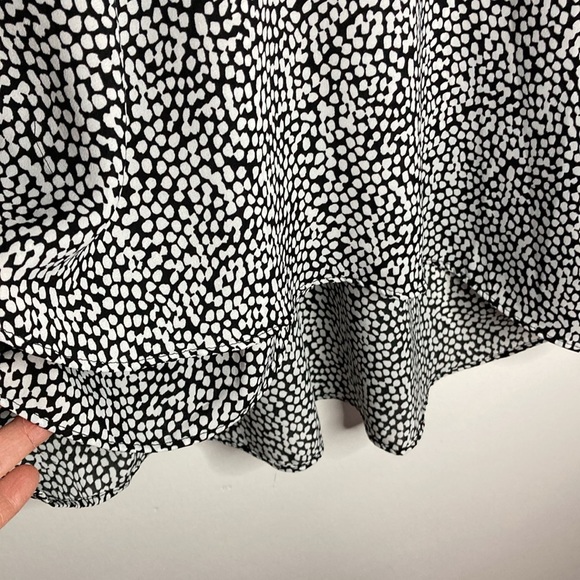 Vince Camuto Black and White V Neck, Ruffle Sleeve Blouse. Size M - Picture 5 of 11